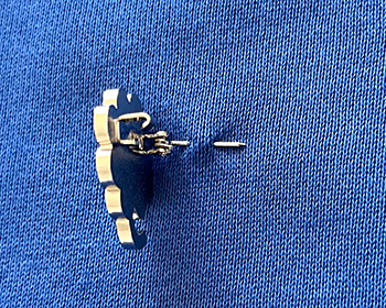 セーフティピン付け方を衣服に留め付ける