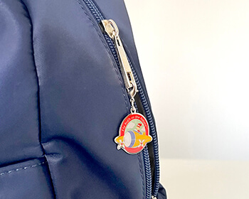 バッグのファスナー部分に引き輪でつけてファスナーチャームとしている画像