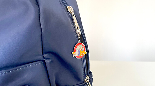 バッグのファスナー部分に引き輪でつけてファスナーチャームとしている画像