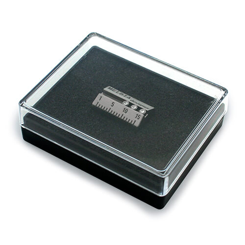 プラスチックケースに入ったバッチ