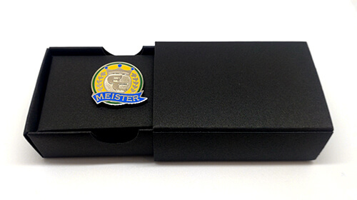 紙箱入りのマイスター章