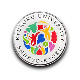 オリジナルピンバッジ製作実例｜龍谷大学 学友会宗教局 様　
